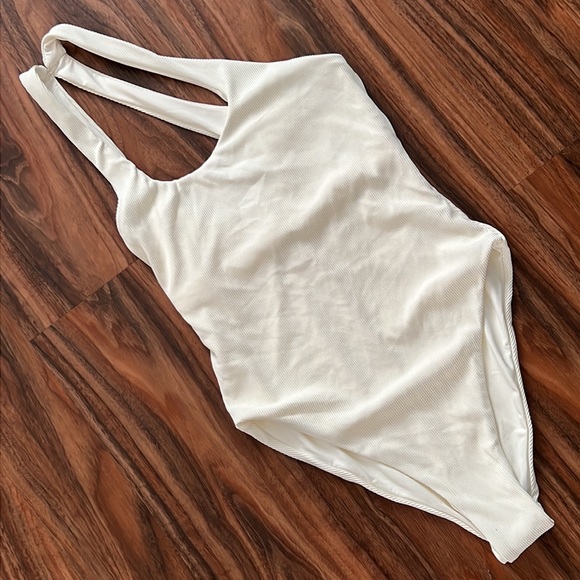 L*Space Phoebe One Piece Classic - Picture 7 of 16